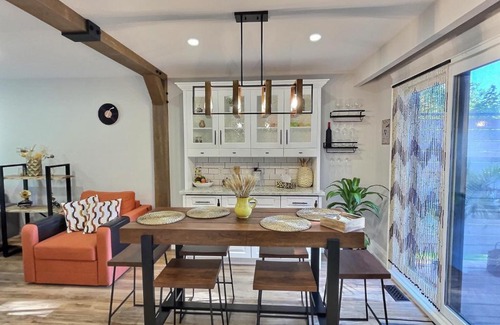 Barrie House | Close to the best of Barrie! The waterfront is mere minutes away!