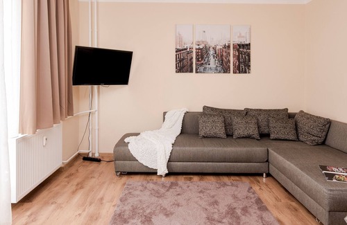 13th District Apartment | Close to the heart of the city. Just 4 metro station with easy parking.