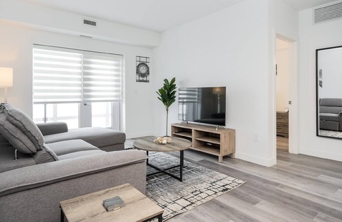 Fort Gary Apartment | Close to UM + South Winnipeg + Bright 2 Bdr +Free Parking (103-30 UC)