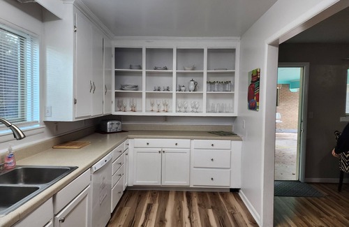 South Pensacola House | Close to Wahoos stadium, Pensacola Bay Center, Palafox Restaurants & Markets.