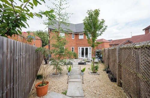 Acresford House | Close to Warwick University - Clover Way by Tŷ SA