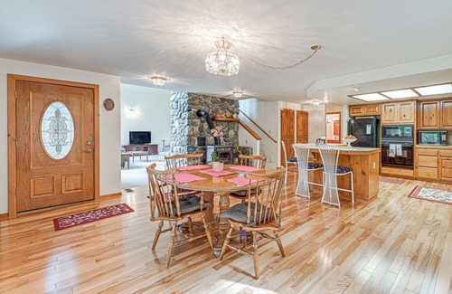 Murphy House | Close to Wine Trail: Home w/Deck Near Applegate