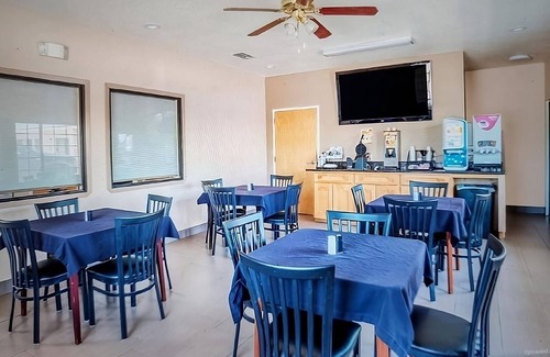 Sweet Home House | Close to Yoakum Bulldog Stadium! FREE Parking and Breakfast, Onsite Pool!