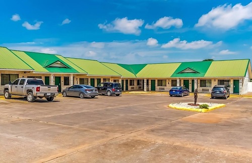 Sweet Home House | Close to Yoakum Bulldog Stadium! FREE Parking and Breakfast, Onsite Pool!