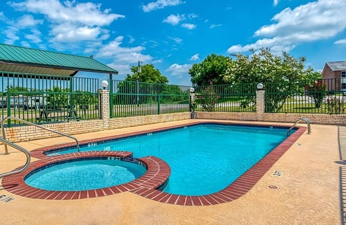 Sweet Home House | Close to Yoakum Bulldog Stadium! FREE Parking and Breakfast, Onsite Pool!