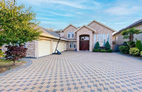 Richmond Apartment | Close to YVR King Sized Private Entrance Suite