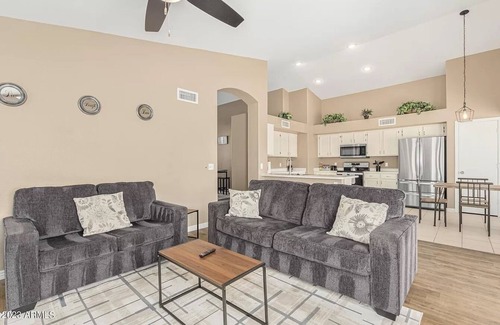 Glendale Sports and Entertainment District House | Closest Home to State Farm Stadium. Pet friendly! Walk to Dining/entertainment