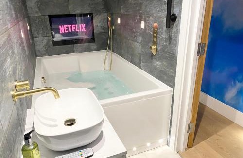 Bournemouth City Centre House | Cloud9 Guest House - by Coastline Retreats - Newly Renovated, Beautiful Ensuite Rooms Near Seafront in Town Centre, Netflix, SuperFast WiFi, Communal Kitchen