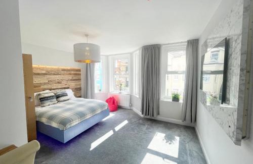 Bournemouth City Centre House | Cloud9 Guest House - by Coastline Retreats - Newly Renovated, Beautiful Ensuite Rooms Near Seafront in Town Centre, Netflix, SuperFast WiFi, Communal Kitchen