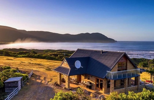 South Bruny House | Cloudy Bay Villa - Cloudy Bay Villa offers visitors a unique experience on secluded south Bruny Island. This spectacular two-story house on a gentle rise over Whalebone Point offers some of the best views in Tasmania.