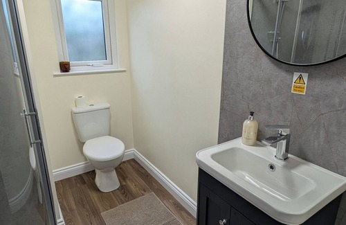 Crumlin Cabin | Clover Cottage - country lodge - Close to Belfast international Airport