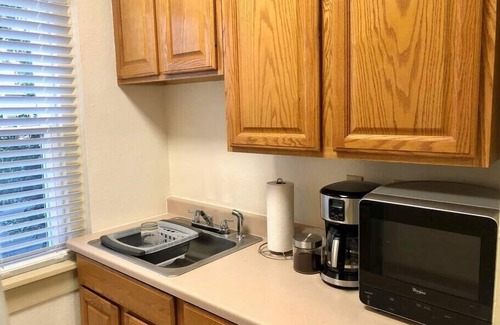Midtown Apartment | [CLR 08]Amazing midtown suite-Close to St. Anthony Hospita, all modern amenities in a Cozy historic