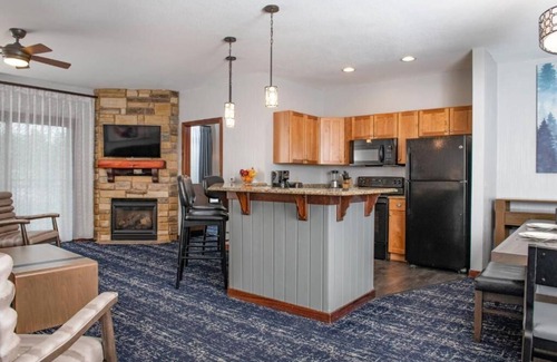 Lake Delton Condo | Club Wyndham Glacier Canyon 3 BR Presidential, Water Park Passes included