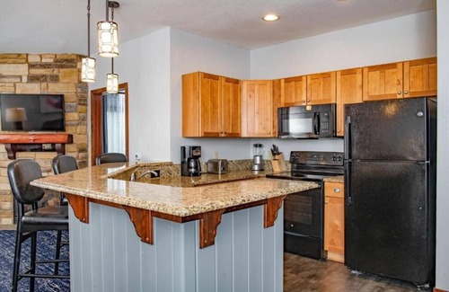 Lake Delton Condo | Club Wyndham Glacier Canyon 3 BR Presidential, Water Park Passes included