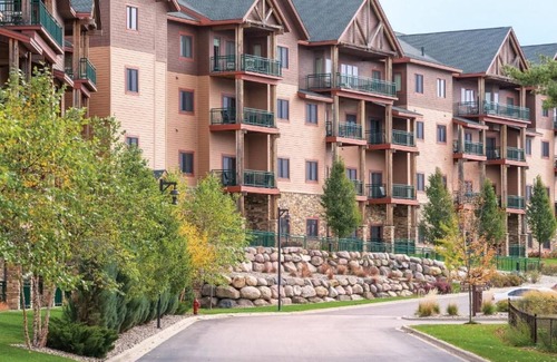 Lake Delton Condo | Club Wyndham Glacier Canyon 3 BR Presidential, Water Park Passes included