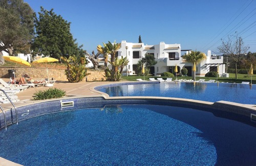 Alpouvar Apartment | CLUBE ALBUFEIRA - Ground floor 3 bedroom, POOLSIDE Free WIFI + UK tv