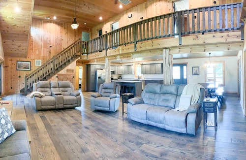 Austin Cabin | CMR Hideaway Lodge poolside Barren County near Barren River Lake