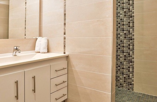 Les Eyzies Cabin | Cozy 2-person gite in the center of the Dordogne in a park with a waterfall