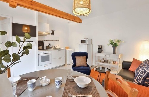 Les Eyzies Cabin | Cozy 2-person gite in the center of the Dordogne in a park with a waterfall