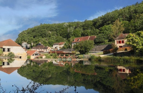 Les Eyzies Cabin | Cozy 2-person gite in the center of the Dordogne in a park with a waterfall