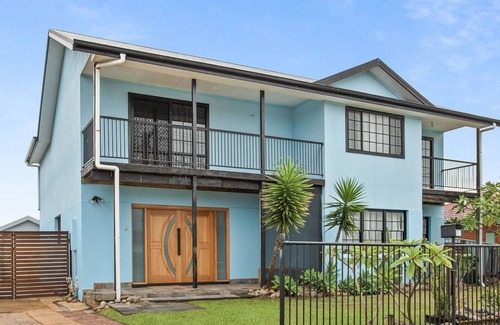 Windang House | Coastal Blue is a large 5 bedroom holiday home on the NSW South Coast located in Windang.