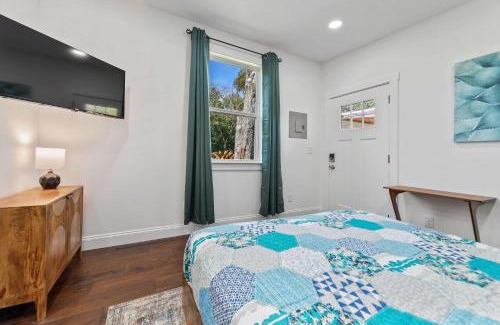 Gulfport Apartment | Coastal Cabana Studio - Close to beach and Mississippi City