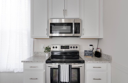 Issue House | Coastal Charm and Convenience: Luxurious 5-Bedroom Just Steps From Downtown