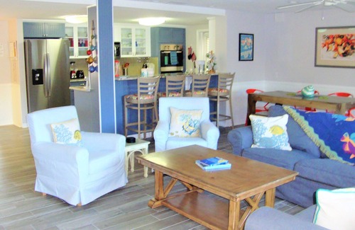 Holmes Beach Cottage | Coastal Charm Meets Cottage Chic! Sparkling Pool/Spa *4 Doors To The Beach*