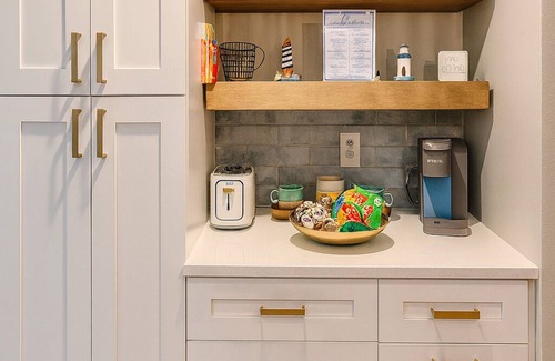 Spring Hill House | Coastal Comfort in Spring Hill.Relax and Recharge Near the Coast