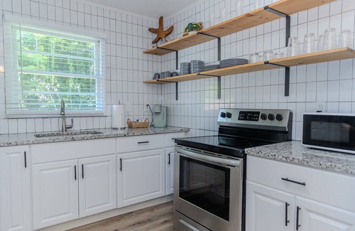 Covington House | Coastal Cottage 1/2 mile from Covington Square