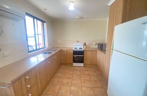 Melville House | Coastal Cottage - Short walk to beach. Off peak special!