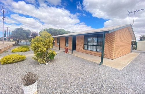 Melville House | Coastal Cottage - Short walk to beach. Off peak special!