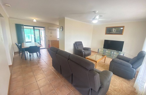 Melville House | Coastal Cottage - Short walk to beach. Off peak special!