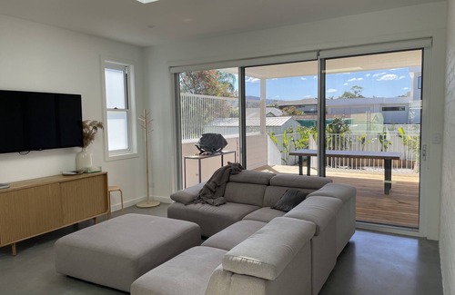 Towradgi House | Coastal duplex with everything at your door step!