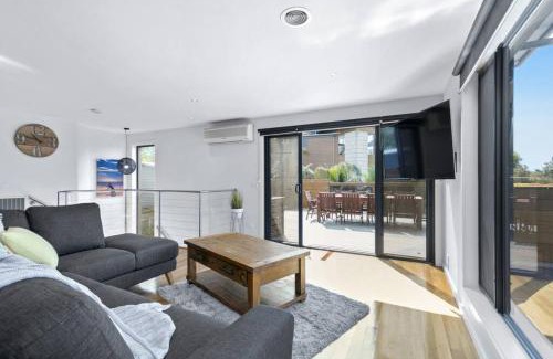 Torquay House | Coastal Escape on Highlander