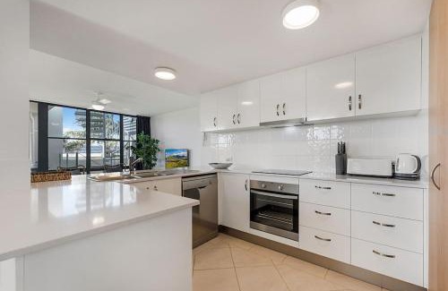 Marcoola Apartment | COASTAL ESCAPE - views rooftop terrace & jaccuzi