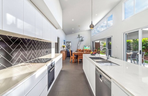 Wurtulla House | Coastal Home - Steps to Beach
