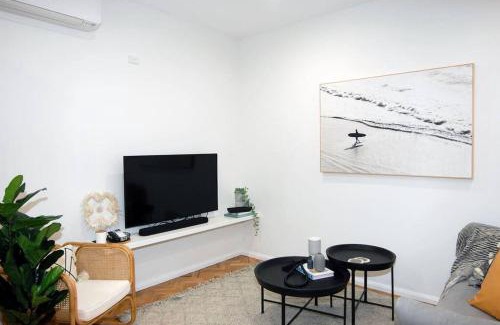 Towradgi Apartment | Coastal Nest - Stylish 1BR Steps to Towradgi Beach