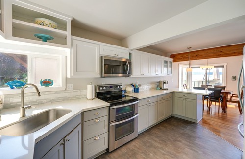 Warm Beach House | Coastal PNW Home on Swimmable Beach w/Hot Tub!