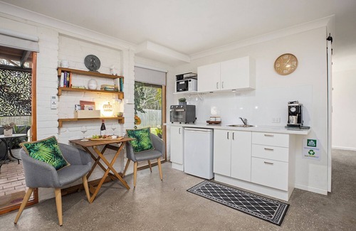 Valla Beach Apartment | Coastal self-contained unit, with Hot Tub! Pets welcome. 5 min walk to beach!