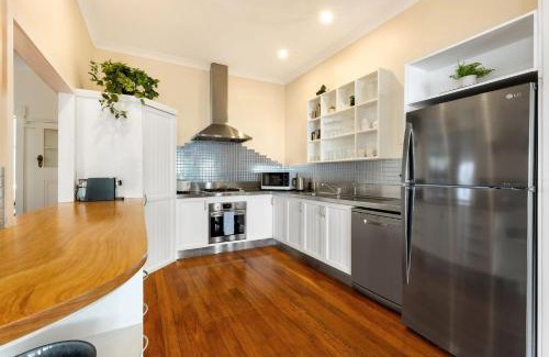 Byron Bay House | Coastal Serenity - minutes to town & Clarkes Beach
