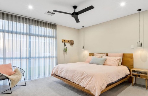 Spearwood House | Coastal Summer Family Retreat w/ Pool and 5 min From Coogee Beach