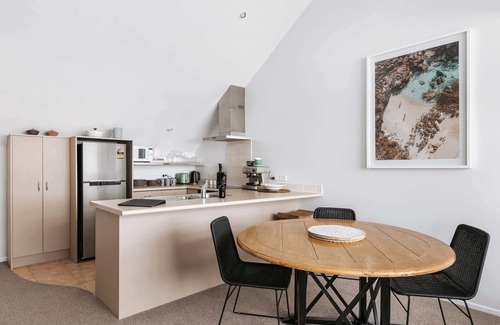 Mount Maunganui House | Coastal townhouse - downtown location & Beach