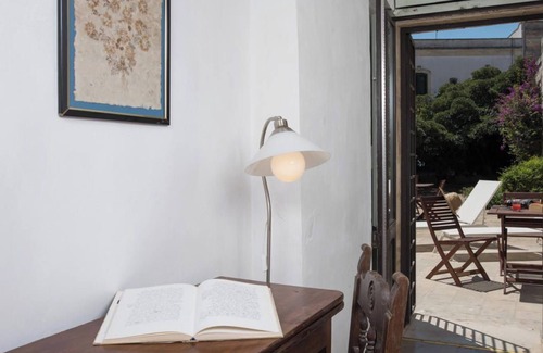 Casamassella Apartment | Coat of arms independent entrance room with access to park and pool