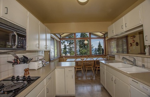 Lake Forest House | Coates by Hauserman Rental Group