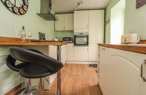 Haworth House | COBBLERS COTTAGE, pet friendly, with open fire in Haworth