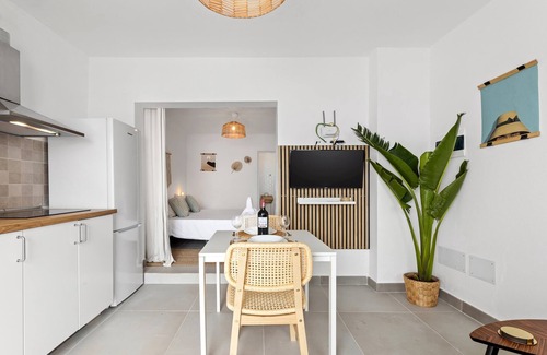 Los Cocoteros Apartment | Coco Breeze · Terrace & Swing