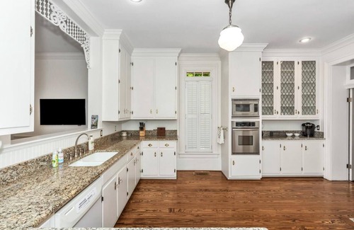 New Market House | Cochran-Jackson House: Step back in time and still enjoy the modern amenities!