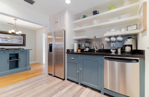 Grandview Heights House | Coco Plum Cottage, walking distance to The Convention Center!