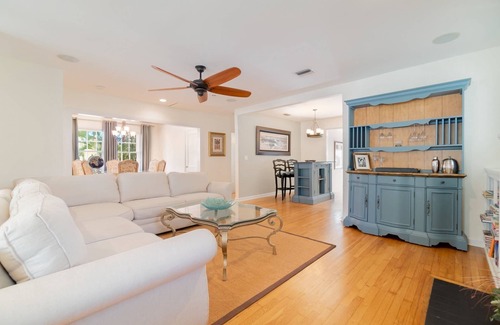 Grandview Heights House | Coco Plum Cottage, walking distance to The Convention Center!